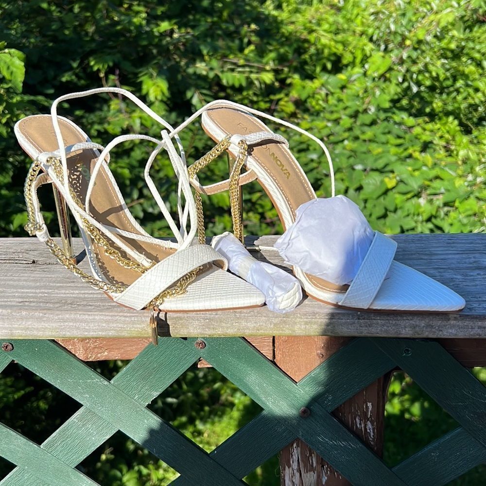 Fashion Nova Living Lavishly Heeled Sandals Sz 7 NIB White/Gold